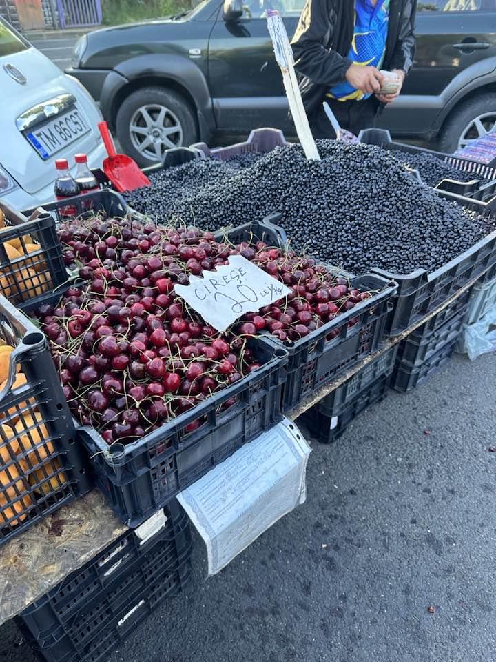Cireşe "româneşti", vândute în luna august, în piaţa volantă din Timişoara | Consilier local: "Sunteți în stare sau nu să vă faceți treaba?" 851892
