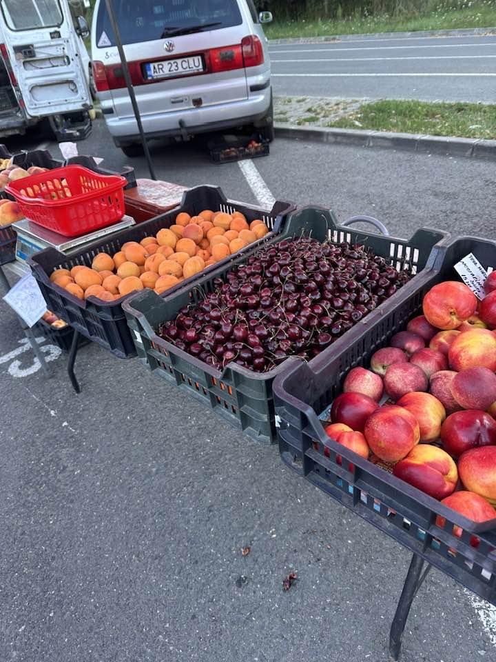 Cireşe "româneşti", vândute în luna august, în piaţa volantă din Timişoara | Consilier local: "Sunteți în stare sau nu să vă faceți treaba?" 851893