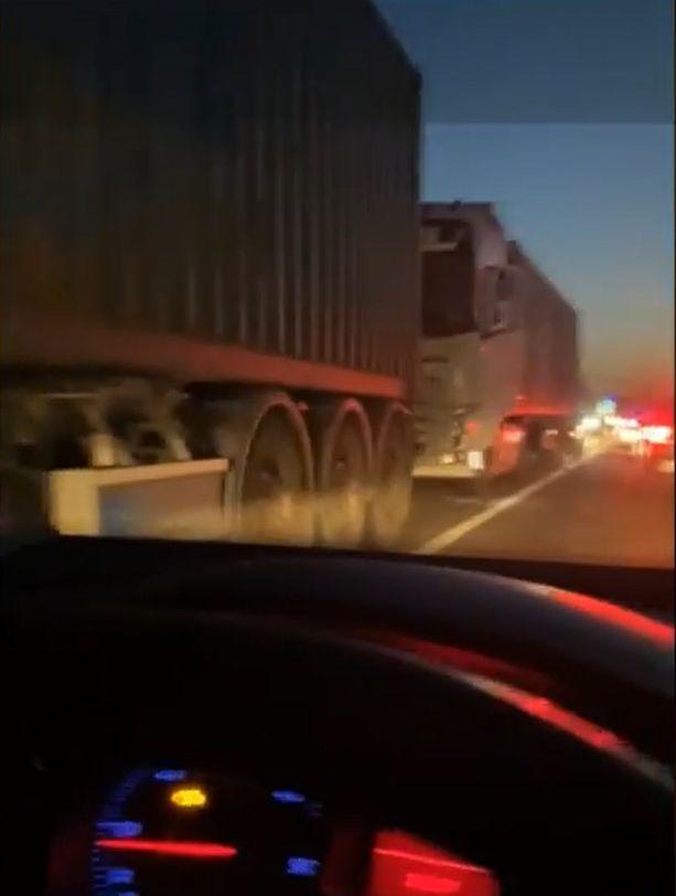 Haos pe o şosea din Satu Mare. Mai multe TIR-uri au fost implicate într-un accident 851924