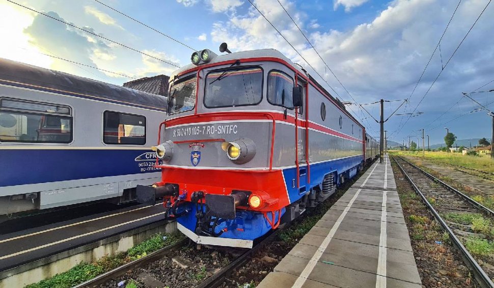 O femeie a scăpat miraculos cu viață după ce a fost lovită de tren, în Braşov. A fost scoasă de sub locomotivă conştientă