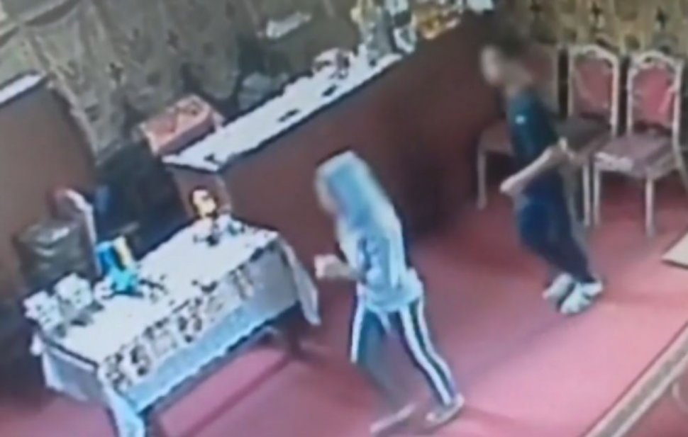 Doi tineri hoţi din Tulcea au fost filmaţi când fură din biserică, în plină zi