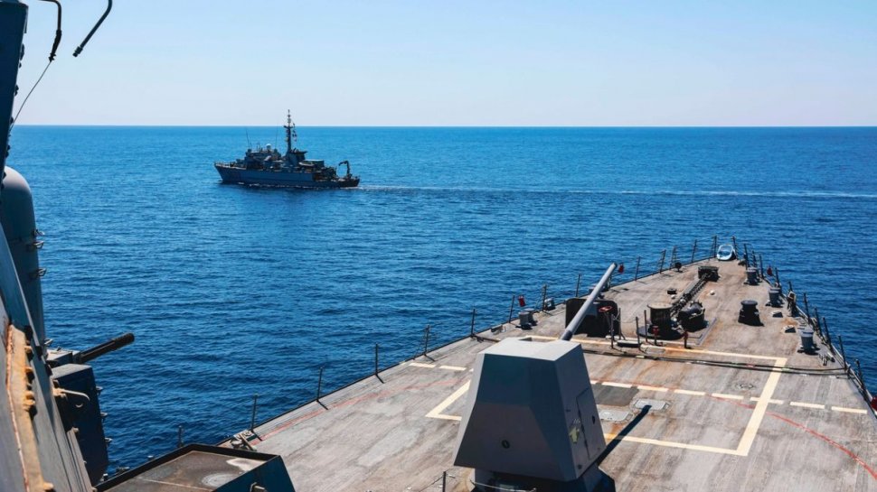 O navă de război a Rusiei a tras asupra unui vapor care transporta marfă în Marea Neagră