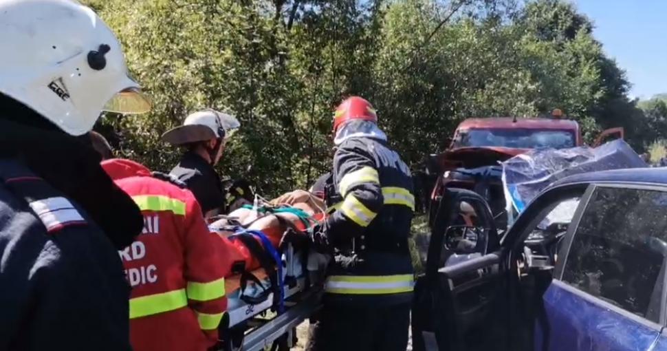 Patru tineri au fost răniți într-un accident produs pe un drum județean din Bistrița-Năsăud. A fost solicitat elicopterul SMURD 851958