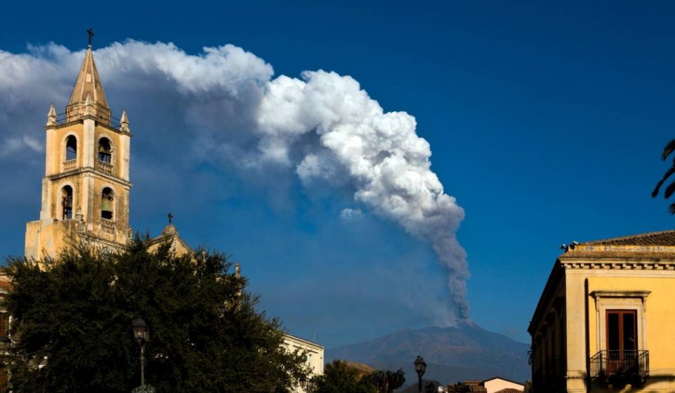Atenționare MAE pentru românii care călătoresc în Italia, din cauza eruperii vulcanului Etna