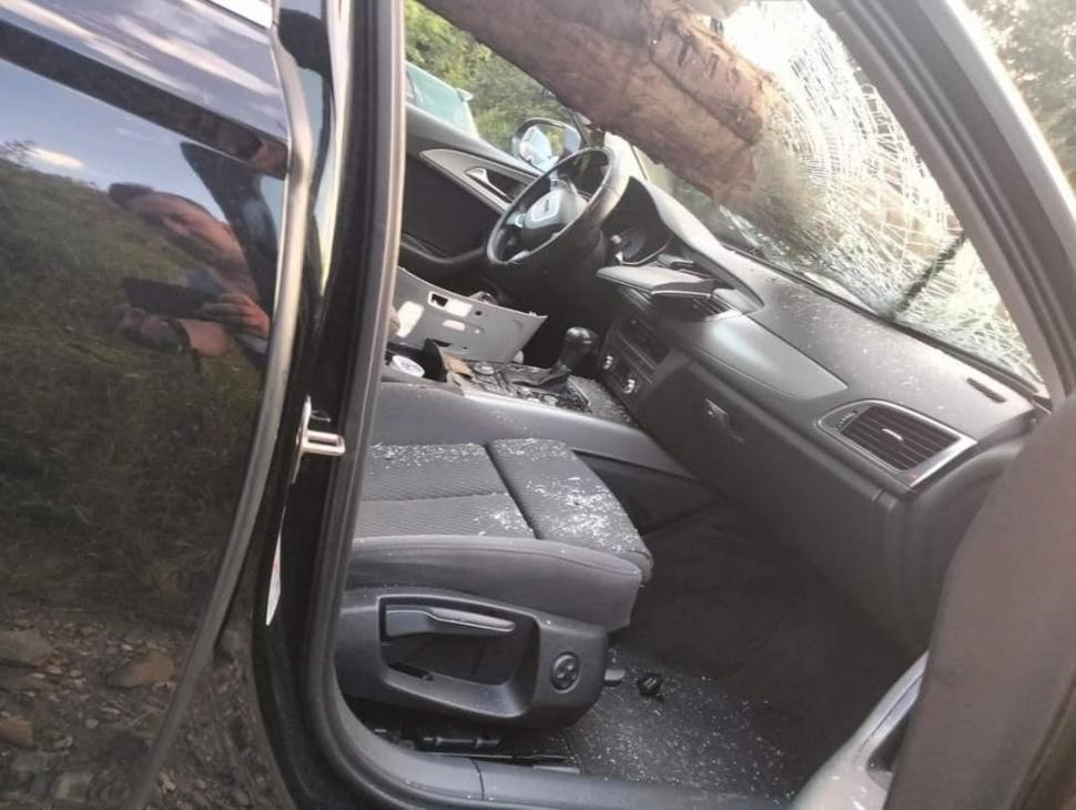 Un buștean dintr-un TIR a străpuns parbrizul unei mașini în mers, pe DN 10, în Brașov 852104