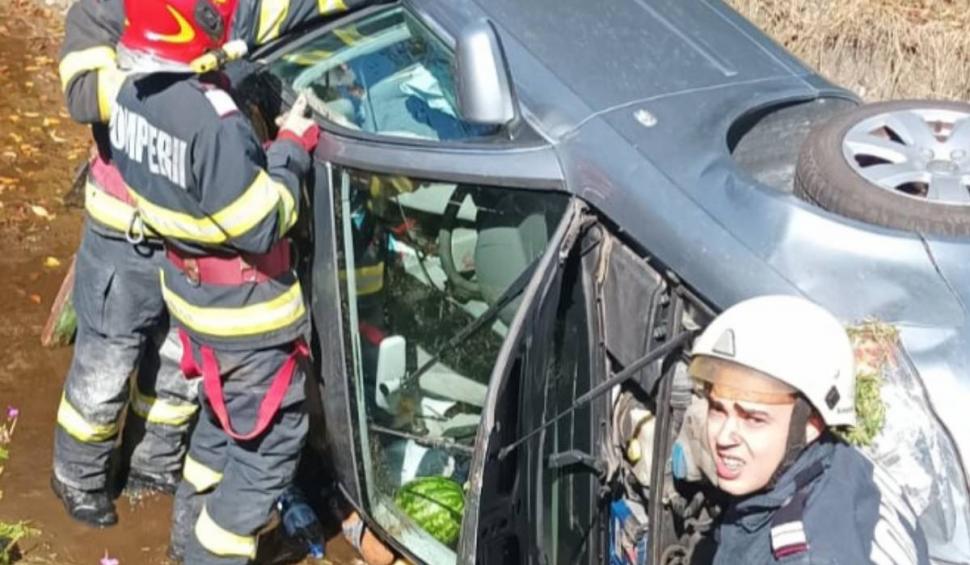 Două femei, încarcerate după ce mașina în care se aflau s-a răsturnat într-un râu, în Hunedoara 852056