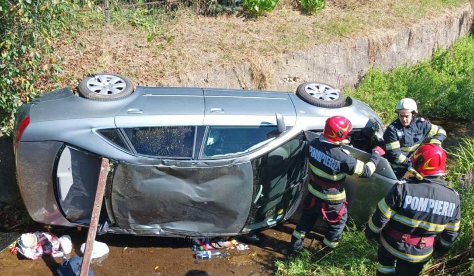 Două femei, încarcerate după ce mașina în care se aflau s-a răsturnat într-un râu, în Hunedoara 852057