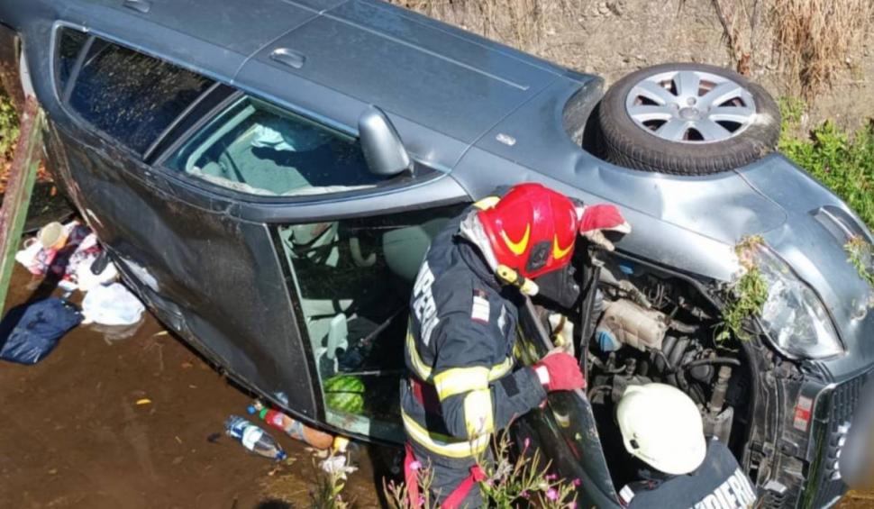 Două femei, încarcerate după ce mașina în care se aflau s-a răsturnat într-un râu, în Hunedoara 852058