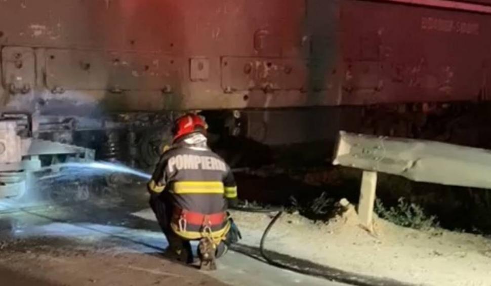 Incendiu la locomotiva unui tren personal cu 20 de călători, în mijlocul nopții 852023