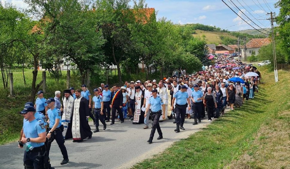 Pelerinajul de cinci kilometri de la Gherla la Nicula, condus de Mitropolitul Clujului | Credincioșii parcurg drumul credinței pe jos