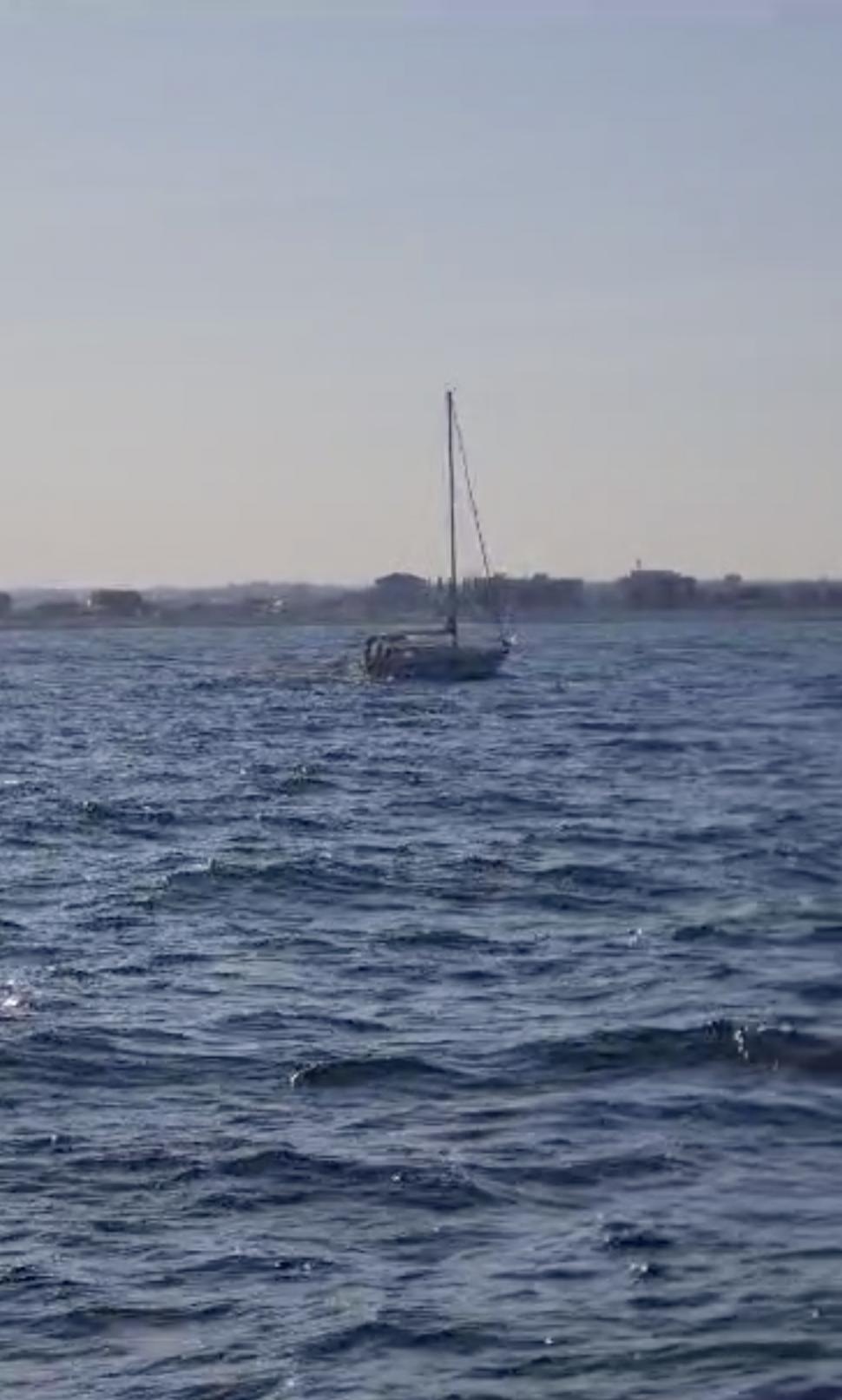 Şapte persoane, între care trei copii, salvate de pe un velier care rămăsese prins între pietre pe mare 851999