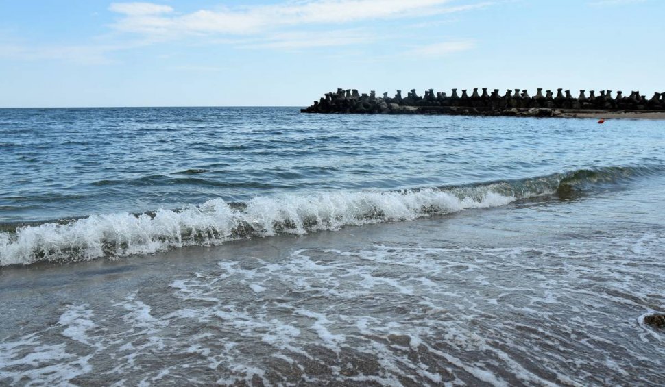 Apelul autorităţilor către turişti: "Nu vă aventuraţi dacă marea e agitată şi valurile mari!" | Patru oameni au murit pe litoral
