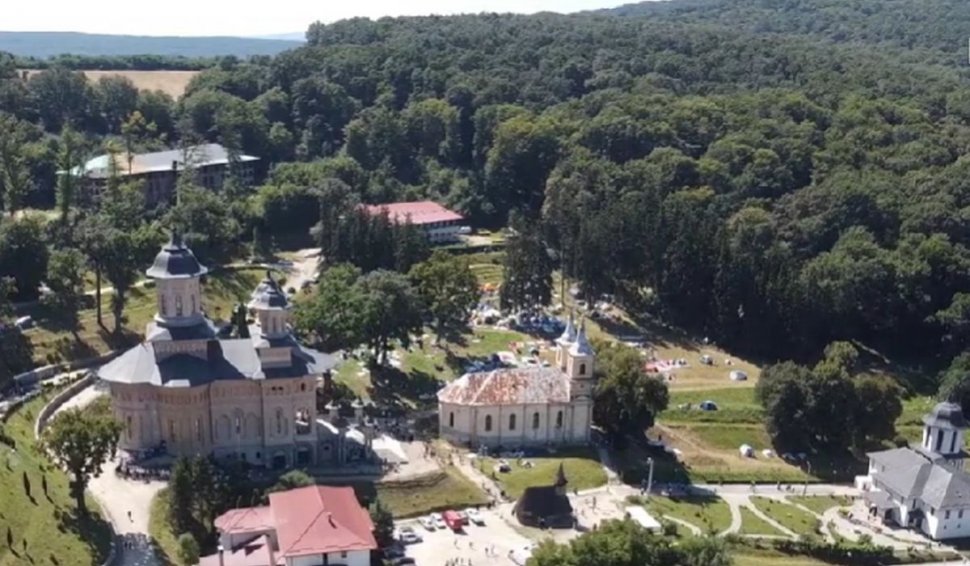 Zeci de mii de oameni vin la Mănăstirea Nicula, la icoana făcătoare de minuni a Maicii Domnului | Icoana a lăcrimat 26 de zile acum mai bine de 300 de ani