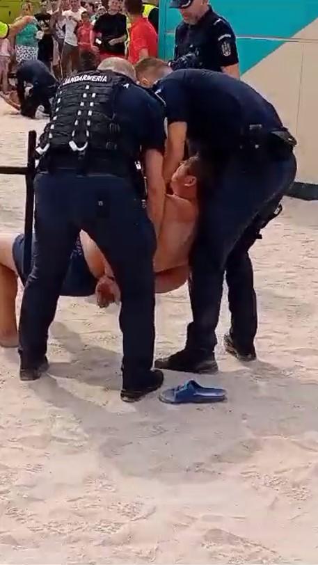 Bătaie între turişti pe o plajă din Costineşti. Scandalagii au fost încătuşaţi  852257