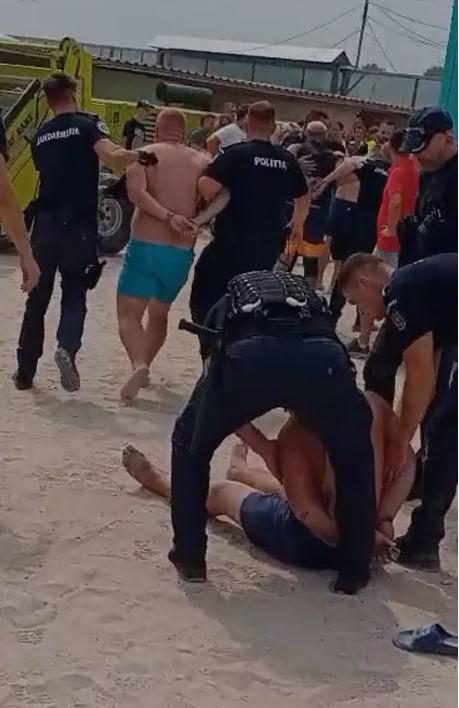Bătaie între turişti pe o plajă din Costineşti. Scandalagii au fost încătuşaţi  852258