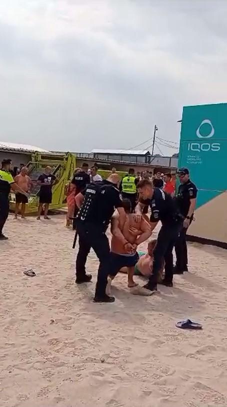 Bătaie între turişti pe o plajă din Costineşti. Scandalagii au fost încătuşaţi  852259