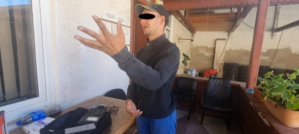 Cerșetor cu telefon de peste 1.000 de euro, prins la Alba Iulia. Surpriză pentru poliţişti când au văzut ce avea în bagaje 852252