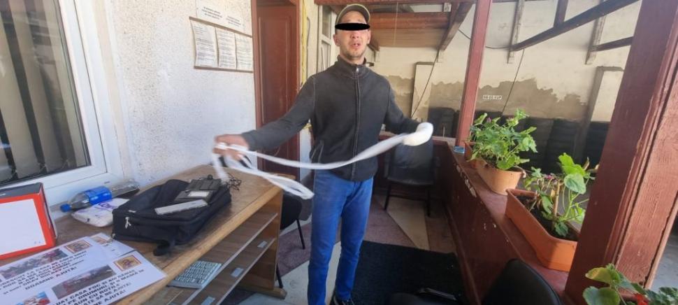 Cerșetor cu telefon de peste 1.000 de euro, prins la Alba Iulia. Surpriză pentru poliţişti când au văzut ce avea în bagaje 852253