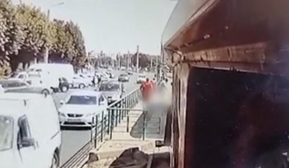 Dosar penal în rem, după ce o mamă a murit în timp ce îşi cobora fetiţa în scaun cu rotile, dintr-un tramvai, în Arad 852217