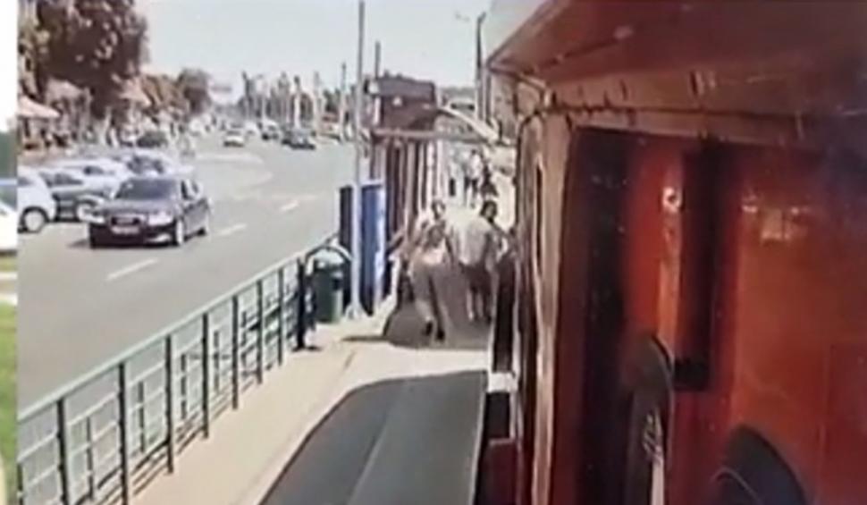 Dosar penal în rem, după ce o mamă a murit în timp ce îşi cobora fetiţa în scaun cu rotile, dintr-un tramvai, în Arad 852218