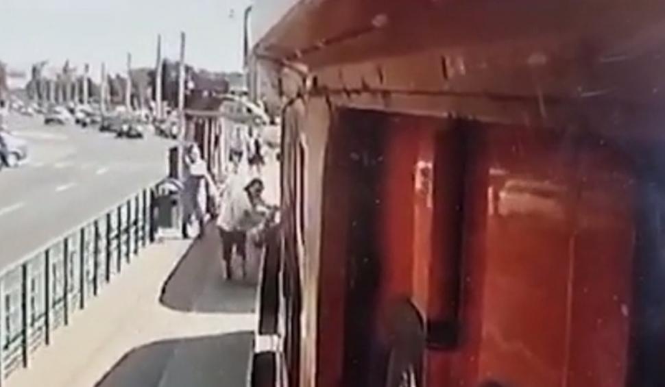 Dosar penal în rem, după ce o mamă a murit în timp ce îşi cobora fetiţa în scaun cu rotile, dintr-un tramvai, în Arad 852219