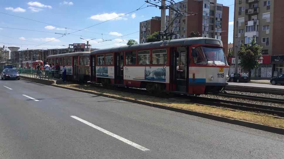 Dosar penal în rem, după ce o mamă a murit în timp ce îşi cobora fetiţa în scaun cu rotile, dintr-un tramvai, în Arad 852223