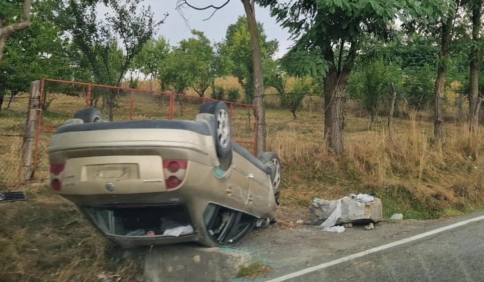 O femeie a intrat cu maşina într-un cap de pod, după ce o anvelopă i-a explodat în mers, apoi autoturismul s-a răsturnat pe plafon, pe Transalpina. Ea şi soţul ei au fost grav răniţi 852172
