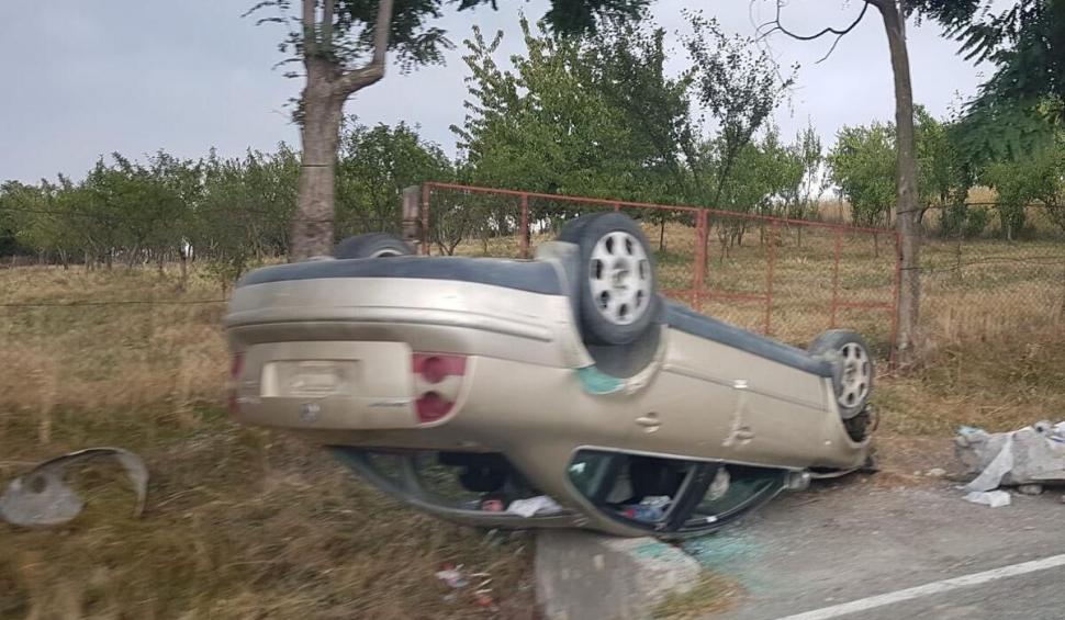O femeie a intrat cu maşina într-un cap de pod, după ce o anvelopă i-a explodat în mers, apoi autoturismul s-a răsturnat pe plafon, pe Transalpina. Ea şi soţul ei au fost grav răniţi 852176