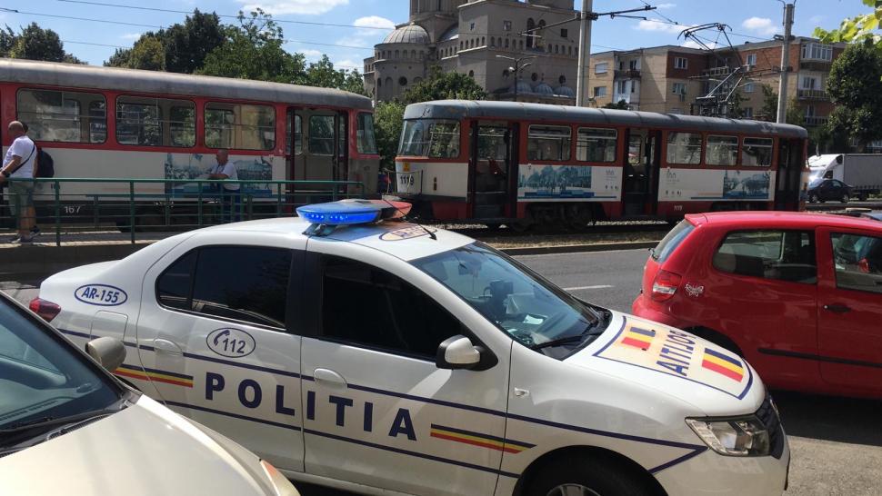 Femeia care şi-a pierdut viaţa sub un tramvai din Arad, filmată de o cameră de supraveghere. Nu a vrut să îşi abandoneze fiica şi a pierit sub ochii ei 852190