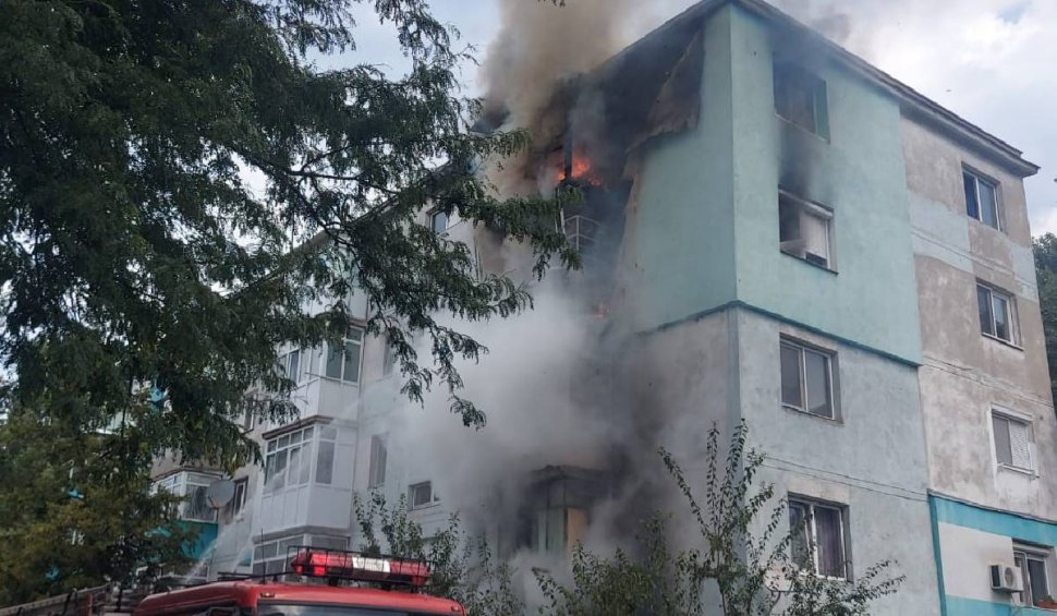 Incendiu puternic într-un bloc din Craiova. Zeci de persoane au fost evacuate de urgență