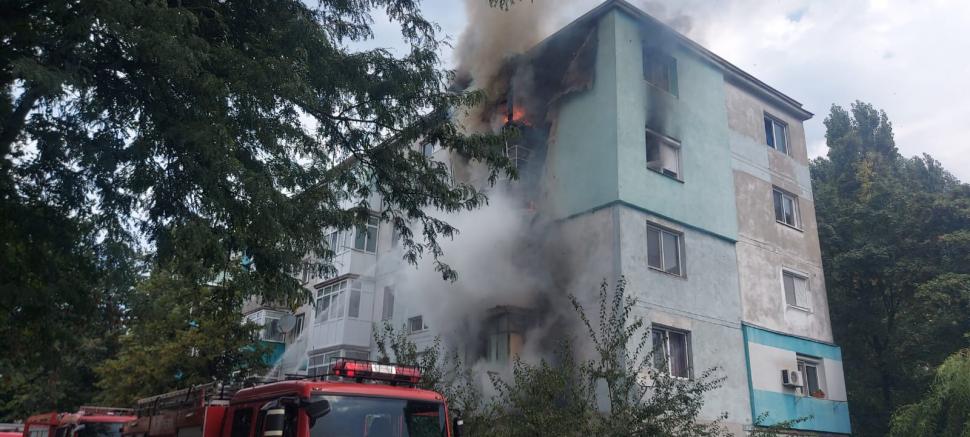 Incendiu puternic într-un bloc din Craiova. Zeci de persoane au fost evacuate de urgență 852178