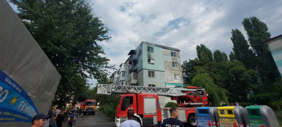 Incendiu puternic într-un bloc din Craiova. Zeci de persoane au fost evacuate de urgență 852179