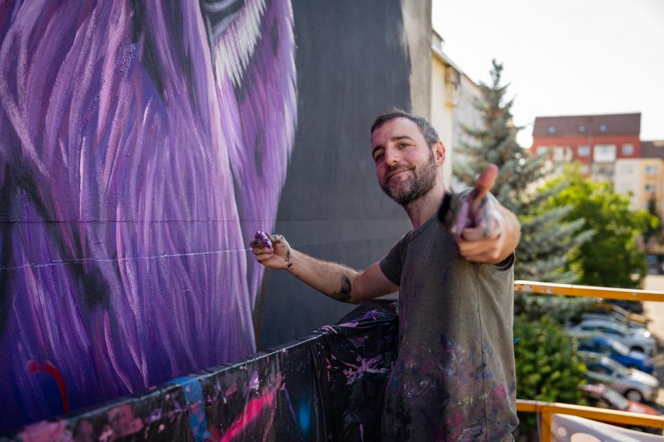 Artă stradală în Sibiu. Opera "Urletul furtunii", realizată pe fațada mucegăită a unui bloc, a devenit una dintre cele mai apreciate picturi murale din lume 852267