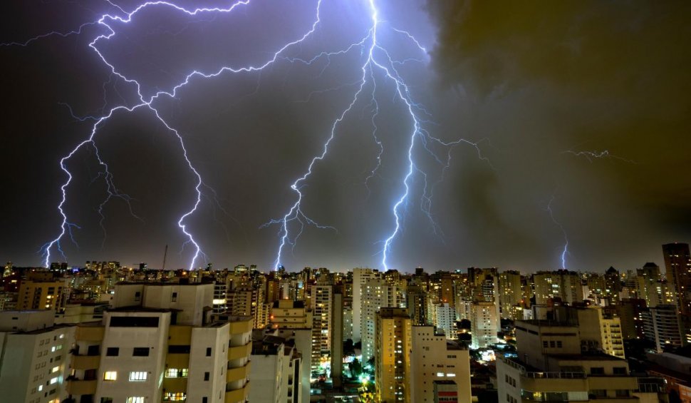 Avertizare meteo de vreme severă imediată în Bucureşti şi şase judeţe