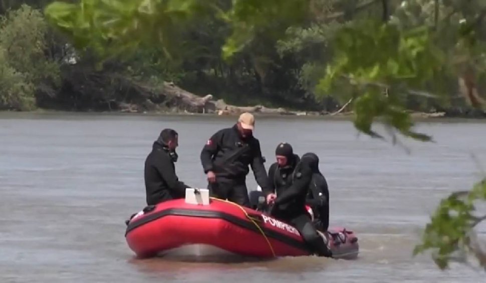 Un cadavru în stare avansată de putrefacție a fost găsit pe malul râului Mureș: Ar fi fetița dispărută pe 1 Mai, când o barcă cu 12 oameni s-a răsturnat