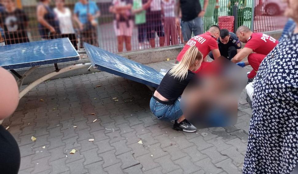 Fată de 12 ani, rănită după ce s-a urcat pe o masă de ping-pong care s-a rupt, într-un parc din Sectorul 4  852515