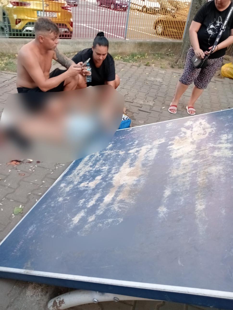 Fată de 12 ani, rănită după ce s-a urcat pe o masă de ping-pong care s-a rupt, într-un parc din Sectorul 4  852517