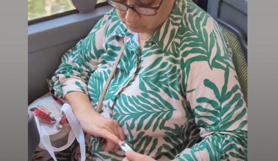 "A așteptat mult autobuzul, încât i-au crescut unghiile" | O femeie a fost surprinsă când îşi face manichiura într-un mijloc de transport din Bucureşti