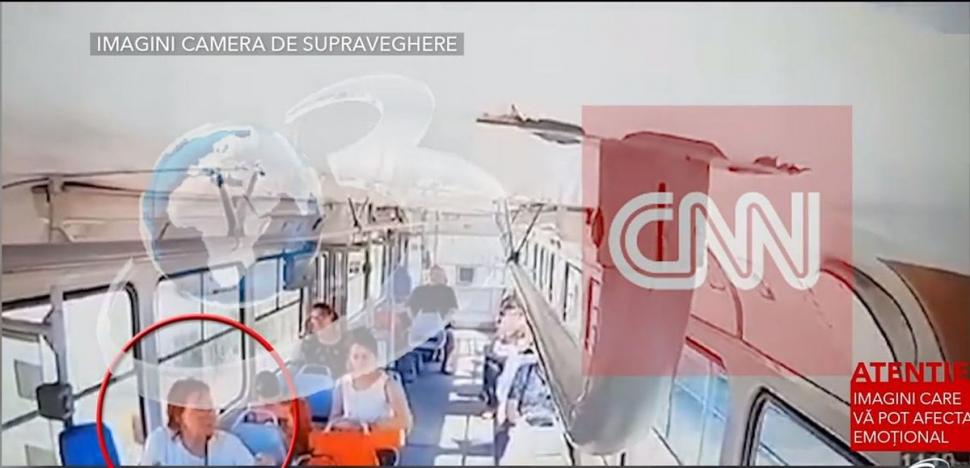 Imagini exclusive cu momentul în care femeia din Arad coboară din tramvai. Mama îşi ţinea copilul aflat într-un scaun cu rotile 852351