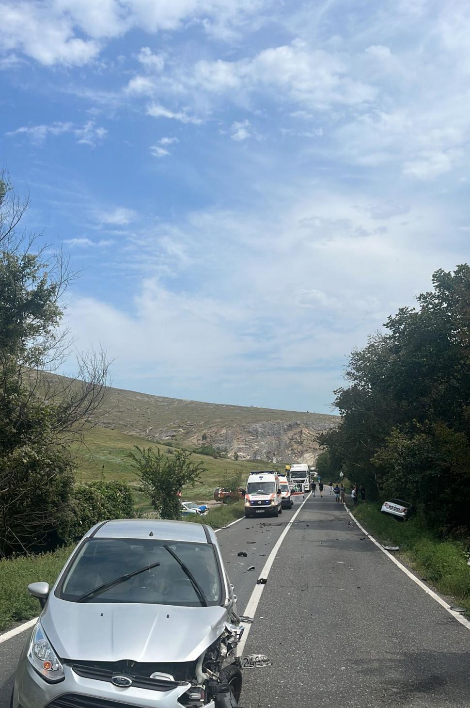 Mașină de poliție, lovită de un autoturism și proiectată pe sensul opus, în Tulcea. Două persoane, printre care și un polițist, au ajuns la spital 852392