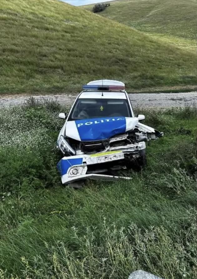 Mașină de poliție, lovită de un autoturism și proiectată pe sensul opus, în Tulcea. Două persoane, printre care și un polițist, au ajuns la spital 852393