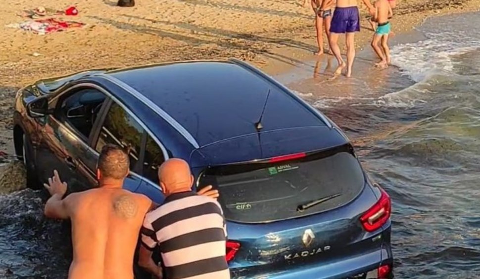 "Nu-i bai că are casco maritim" | Maşina unui român a ajuns în Marea Mediterană, după ce şoferul a uitat să tragă frăna de mână