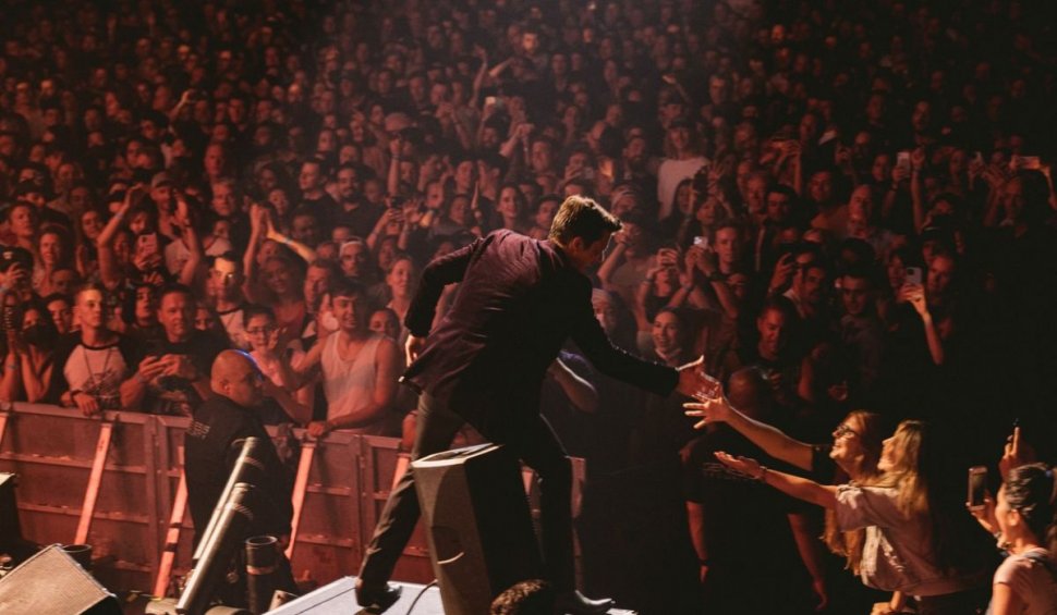 Celebra trupă americană The Killers, huiduită la scenă deschisă după ce a cântat cu un rus la tobe, într-o țară din fosta URSS