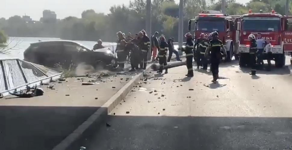 Accident grav în București. O mașină a intrat într-un stâlp de iluminat și a rămas suspendată deasupra lacului Străulești 852552