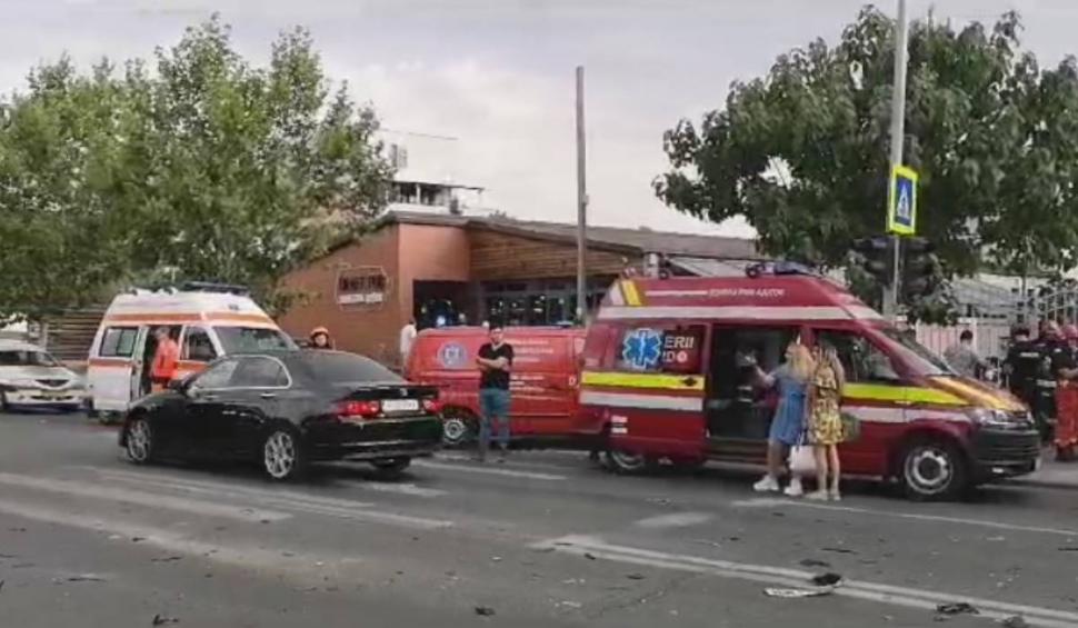 Accident grav în București! Șapte persoane primesc îngrijiri medicale la fața locului 852706