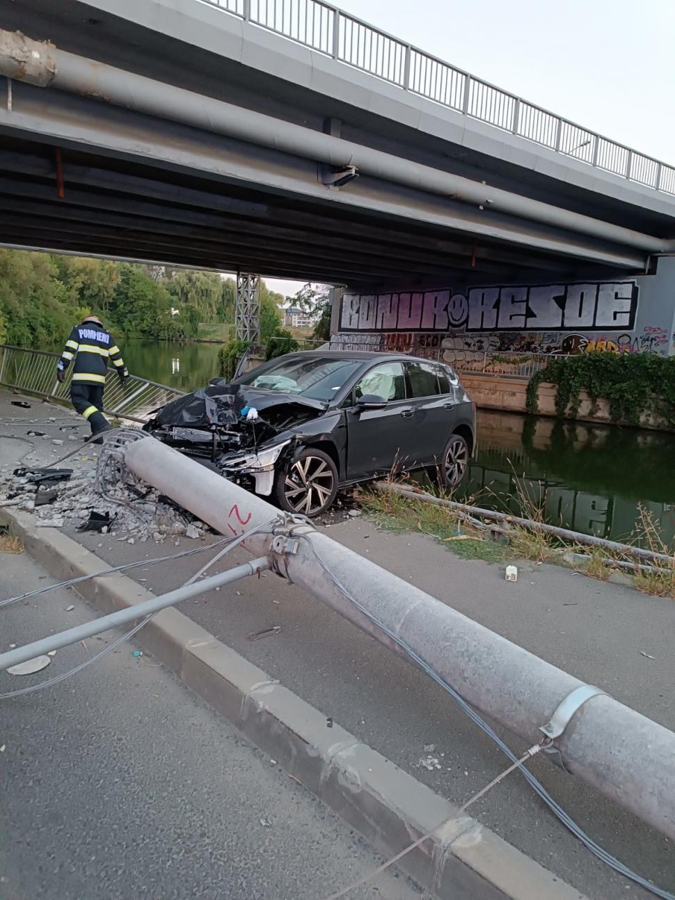 Doi copii au furat o maşină, în Bucureşti, şi au fost la un pas de moarte după un accident teribil 852599