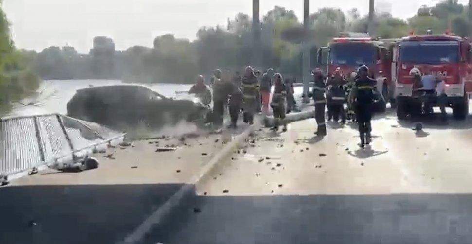 Doi copii au furat o maşină, în Bucureşti, şi au fost la un pas de moarte după un accident teribil 852600