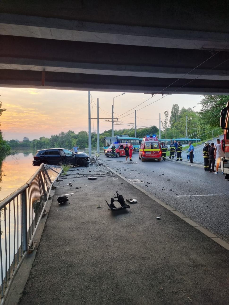 Doi copii au furat o maşină, în Bucureşti, şi au fost la un pas de moarte după un accident teribil 852607