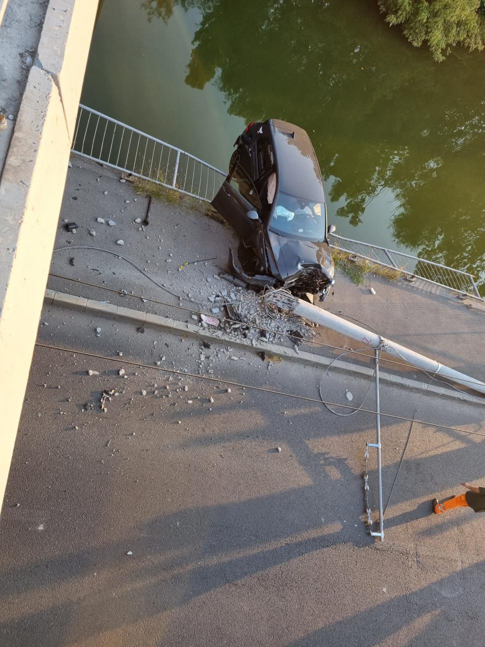 Doi copii au furat o maşină, în Bucureşti, şi au fost la un pas de moarte după un accident teribil 852608