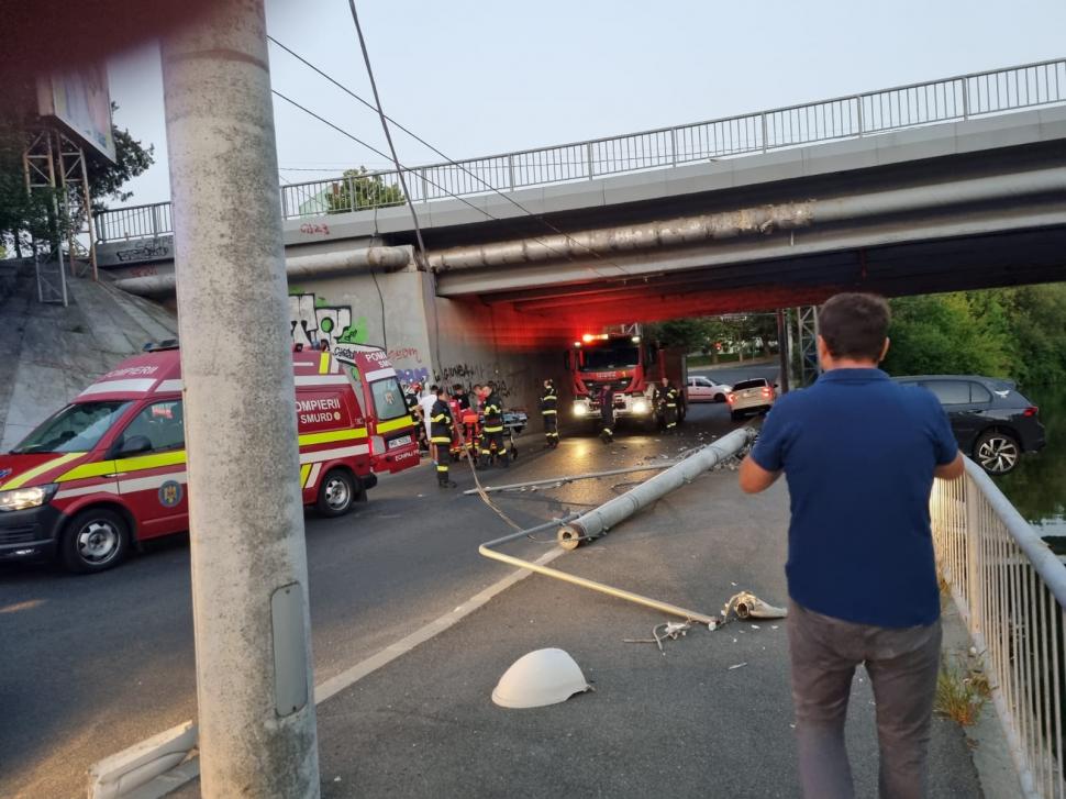 Doi copii au furat o maşină, în Bucureşti, şi au fost la un pas de moarte după un accident teribil 852609
